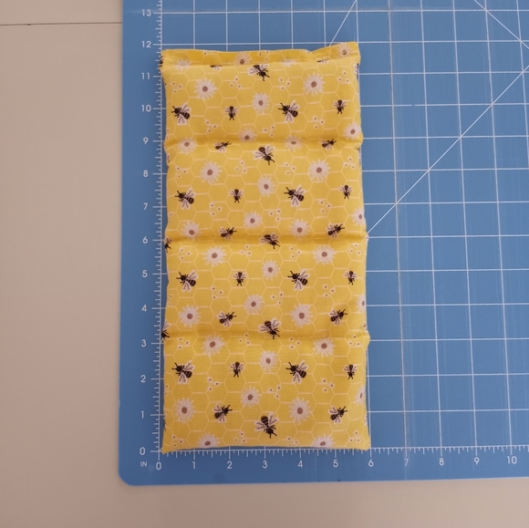 Microwavable Heating Pad Bumble Bees and Daisies Heat Pack - Picture 7 of 7